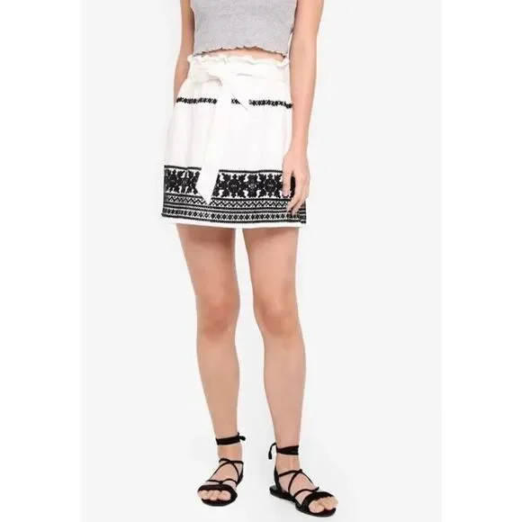 J. Marie White Mini Skirt with Black Embroidery Size S - Picture 2 of 9